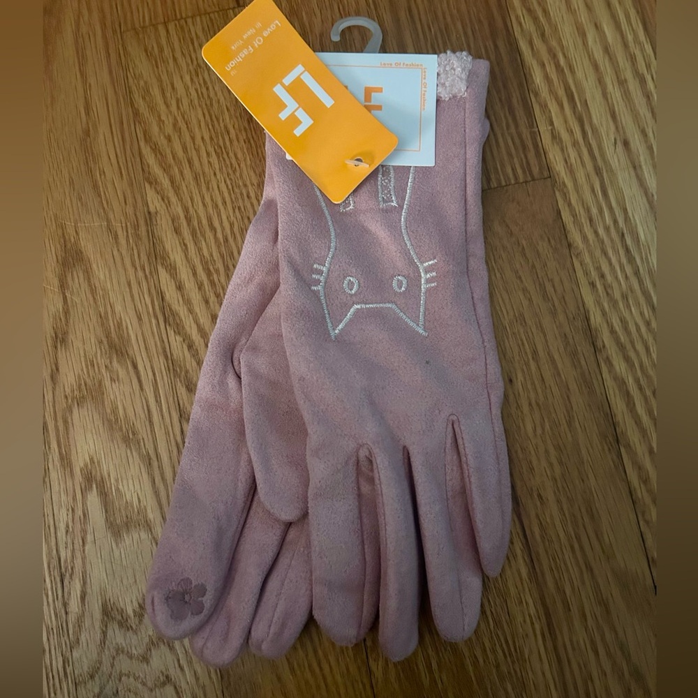 NWT pale pink faux suede elegant gloves w cat detail & touch screen capability